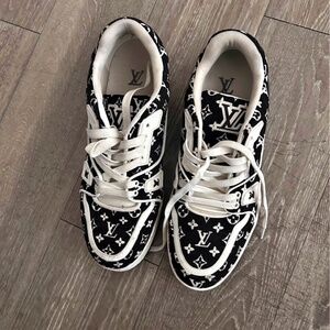 I’m selling these Louis Vuitton shoes.